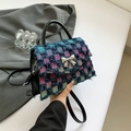 Bunte Tweed-Handtasche mit silberner Metallschleife und ausgefransten Fransenkanten - Bunter Ausgefranster Plaid-Stil 2
