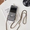 Detalle de funda pata de gallo con cadena dorada, perlas y bolsillo de cartera con espejo - Billetera Cuadrada de Pata de Gallo (Cadena de Cuero de Perlas) / Samsung ZFlip3