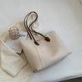 Elegante borsa tote bianco sporco con tracolla marrone per il pendolarismo chic - Bianco