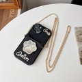 Detalle de funda bandolera de cuero negro con espejo de garra de gato y cadena dorada - Negro / iPhone 7/8/SE 2020