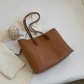 Borsa tote in pelle opaca marrone caramello con cuciture bianche a contrasto e spalline - Marrone
