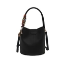 Sac seau noir en cuir foulonné avec foulard en soie imprimé et logo de mode gravé - Noir