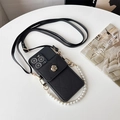 Détail de la coque iPhone en cuir matelassé noir avec fleur de camélia dorée et perles - Portefeuille Camélia-Chaîne en Perles + Bandoulière / Noir / iPhone 7/8/SE 2020