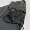 Piccola borsa quadrata minimalista nera opaca con chiusura in metallo e pendente - Nero