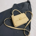 Borsa a tracolla vintage giallo crema con chiusura rotante e ciondolo alla moda - Giallo