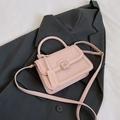 Piccola borsa a tracolla rosa chiaro con etichetta fashion su blazer grigio scuro - Rosa