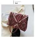 Detailansicht der gewebten Tasche mit geometrischem Muster und goldener Kette - Rot