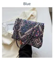 Detailansicht der blauen Ethno-Jacquard-Textur und des goldenen Kettenriemens der Tasche - Blau