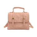 Sac bandoulière rose à motif marbre avec serrure dorée et poignée en vue de face - Rose à Motif