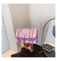 Détail du sac à rabat violet texturé avec pompon doré et bandoulière en chaîne - Violet