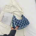 Blaue Denim-Schultertasche im Schachbrettmuster mit Fransen und schmalem Riemen - Hellblau