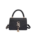 Schwarze gewebte Handtasche mit goldenem SS-Logo und metallischem Quasten-Detail - Schwarz