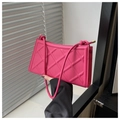 Détail d'un sac à main rose fuchsia avec texture losange en relief et fines bandoulières - Rose rose