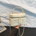 Bolso bandolera acolchado crema con diseño de diamantes y cadena dorada elegante - Blanco