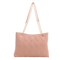 Sac cabas rose matelassé avec motif à losanges et bandoulière en chaîne dorée chic - Rose
