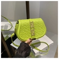 Dettaglio della borsa a sella in finta pelle verde lime con motivo greco e fibbia oro - Verde Kiwi