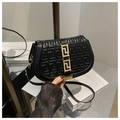 Dettaglio della borsa a sella nera con goffratura greca e fibbia in metallo dorato - Nero