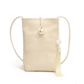Minibolso bandolera beige para móvil con cierre de perla y detalle de borla floral suave - Blanco con Colgante