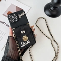 Detalle de funda iPhone en cuero negro con strass Smile Love y lazo con cierre dorado - Negro / iPhone 7/8/SE 2020
