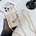 Detalle de funda de cuero crema con cierre de lazo de strass y cadena cruzada dorada - Albaricoque / iPhone 7/8/SE 2020