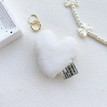 Dettaglio del supporto per telefono a cuore in peluche bianco con etichetta in tessuto - Bianco