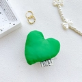 Dettaglio del supporto per telefono a cuore in tessuto verde con etichetta tessuta - Verde