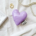 Dettaglio del supporto per telefono a cuore viola imbottito su sfondo di tessuto bianco - Viola