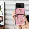 Vista detallada de funda rosa de cuero Z Flip con perlas de camelia y decoración de oso - Rosa / Samsung ZFlip3