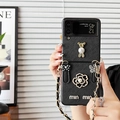 Detalle de funda de lujo en cuero negro Z Flip con oso de perlas, camelia y cadena de oro - Negro / Samsung ZFlip3