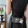 Détail de la coque bandoulière noire avec porte-cartes en cuir et breloque lapin en peluche - Portefeuille Visage Souriant Noir Avec Bandoulière / iPhone 7/8/SE 2020