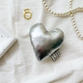 Dettaglio del supporto per telefono a forma di cuore argento con etichetta in tessuto - Argento