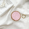 Dettaglio del supporto per telefono intrecciato rosa con texture naturale e anello oro - Base Bianca-Intreccio Color Block Fatto a Mano-Rosa