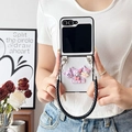 Detalle de funda Kuromi para Samsung Z Flip con correa de cuero y figuras 3D decorativas - Diseño De Cruz - Pequeño Diablo - Asa Tejida - Blanco / Samsung ZFold3