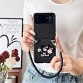 Detalle de funda de cuero negro con personaje de Kuromi y correa de muñeca trenzada - Diseño De Cruz - Pequeño Diablo - Asa Tejida - Negro / Samsung ZFold3