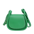 Mini borsa a tracolla verde erba in pelle liscia con manico arrotolato e fibbia dorata - Verde