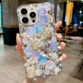 Dettaglio della custodia iPhone con rose in resina 3D, perle bianche e strass brillanti - Blu Viola Reso Acrilico / Phone 7/8/SE 2020