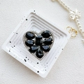 Dettaglio del supporto per telefono a cuore con cristalli neri di lusso e diamanti lucidi - Nero