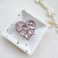 Dettaglio del supporto per telefono a cuore con cristalli rosa e micro diamanti - Rosa