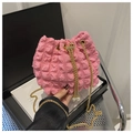 Detalle de bolso saco rosa con tejido de burbujas, cadena dorada y perlas blancas - Rosa
