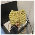 Detalle de la textura de tela popcorn amarilla y elegantes cordones con perlas blancas - Amarillo