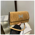 Détail d'un ornement papillon sur un sac à bandoulière kaki plissé avec chaîne argent - Kaki
