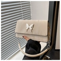 Détail du sac à bandoulière en marbre matelassé avec fermoir papillon argenté et lanière - Blanc