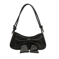 Glänzende schwarze Lackleder-Schultertasche mit Schleife und Seilriemen auf weißem Grund - Schwarz