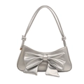 Silberne Metallic-Unterarmtasche mit großer Schleife und Krokodil-Struktur-Finish - Silber