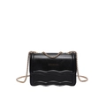 Minimalistische schwarze Umhängetasche mit Wellenkanten und goldener Kette - Schwarz