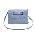 Bolso de mano sobre minimalista en azul claro con textura plisada y asa troquelada - Azul