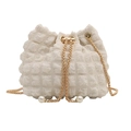 Elegante cremeweiße geraffte Beuteltasche mit Perlen-Kordelzug und Goldkettenriemen - Weiß