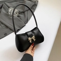 Schwarze Schultertasche im Vintage-Stil mit einer goldenen Metall-Schleife auf der Front - Goldene Schleifenschnalle (xf8156) / Schwarz