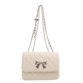 Minimalistische beige Stepptasche mit silberner Schleife und Kettenriemen - Weiß
