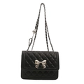 Schwarze gesteppte Ledertasche mit silberner Schleife und verstellbarer Kette - Schwarz